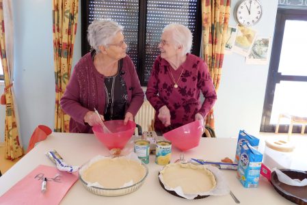 Atelier cuisine à l'accueil de jour La Passerelle de la Résidence Surleau Deux dames se regardant et préparant une tarte